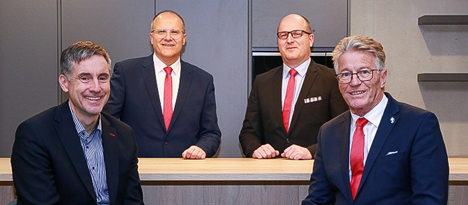 Peter Jökel, Torsten Priemer, René Daniel und Winfried Ottmann sitzen und stehen im fast fertig eingerichteten Obertorcenter. Von den neuen Büroflächen und Möglichkeiten der Kreissparkasse Schlüchtern sind sie begeistert. (vl.)