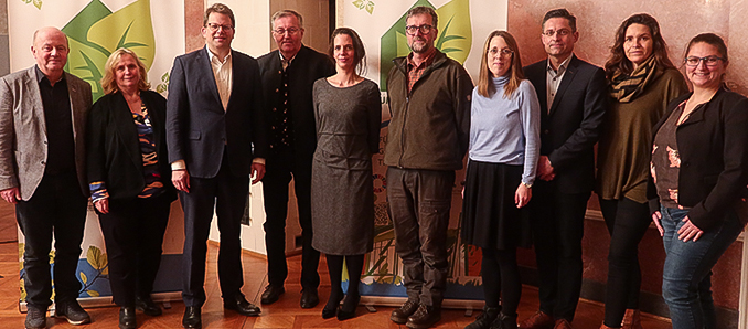 Joachim Adams (ehem. Geschäftsführer Abwasserverband Fulda), Prof. Dr. Claudia Kreipel (Vizepräsidentin für Forschung und Transfer der Hochschule Fulda), 1. Vors. Oberbürgermeister Dr. Heiko Wingenfeld, Alois Früchtl (ehem. Vorstand Sparkasse Fulda), Dr. Yvonne Petrina (Leiterin der Kinder Akademie Fulda), 2. Vors. Joachim Schleicher (Hessenforst), Monika Pribbernow (Abteilungsleitung Kindertagesbetreuung bei der Stadt Fulda), Geschäftsleiter Timo Heumüller, Marion Gottschalk und Rieke Trittin. Es fehlen die neuen Vorstandsmitglieder Marion Vancuylenburg, (Leiterin des staatlichen Schulamtes für den Landkreis Fulda) und Frederik Schmitt (Erster Kreisbeigeordneter Landkreis Fulda).