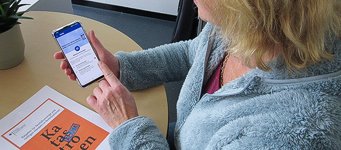 In der App „HessenWARN“ kann man einstellen, welche Art von Warnungen man erhalten möchte, beispielsweise zum Wetter. Die Broschüre vom Bundesamt für Bevölkerungsschutz und Katastrophenhilfe informiert mit einem Ratgeber ausführlich zur Notfallvorsorge und dem richtigen Handeln in Notsituationen.