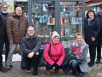 Neuhof: Offener Bücherschrank am Dallesplatz eröffnet
