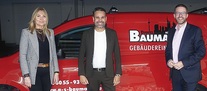 Im Gespräch mit Landrat Thorsten Stolz blicken Daniel Baumann und Irena Felchle optimistisch voraus, denn in den kommenden Monaten wird das Unternehmen weiterwachsen.