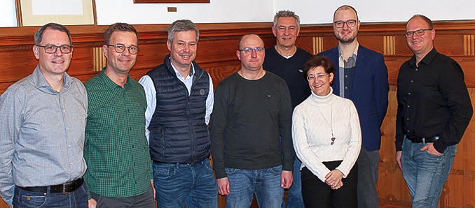 Bürgermeisterin Anke Hofmann begrüßte die drei neuen Kollegen Meiko Wohlfahrt (2.v.l.), Christo Jatho (4.vl.) und Johannes Wagner (2.v.r.) zusammen mit den Fachbereichsleitern Dirk Boländer (Personal), Torsten Wiegand (Finanzen/Immobilien), Frank Effenberger (Organisation) und Jerome Sauer (Ordnungsdienste).