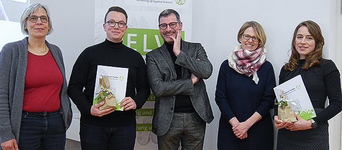 Freuen sich über die Auszeichnung: Christoph Magnus Kringel (2.v.l.) mit seinen Betreuer Professor Dr. Sascha Skorupka und Meta Leonie Boller (r.) mit ihrer Betreuerin Professorin Dr. Annikka Zurwehme. Professorin Dr. Sigird Hahn (l.) nahm den Preis stellvertretend für ihre Absolventin, Anna Friedmann, entgegen, die per Video-Call der Preisverleihung zugeschaltet war. Foto: ELVe / Hochschule Fulda