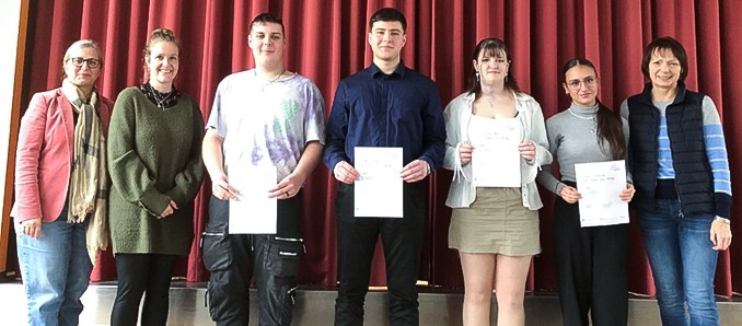 Schulleiterin Anke Schüler, Deutschlehrerin Natalie Sänger, Danny Appelt (10d), Maxim Krieger (10d), Theresa Brehl (9a), Schulsiegerin Tamara Avramska (9a), Deutschlehrerin Kathrin Marschner. Foto: Schule