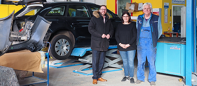 Landrat Thorsten Stolz (links) besuchte Ideal Karosseriebau in Maintal und sprach mit Geschäftsführerin Svenja Friedewald und Firmengründer Werner Wadel über die Situation der Branche.