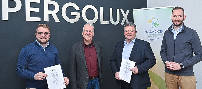 Der Vertrag ist unterschrieben: PERGOLUX-Geschäftsführer Johannes Lauchenauer (links) und COO Christian Renz (rechts) freuen sich mit den LGS Geschäftsführern Marcus Schlag und Ulrich Schmitt (Mitte v.l.) über die neue Partnerschaft, verbinden doch beide Unternehmen Werte wie Nachhaltigkeit und Qualität.  Foto: LGS/Arnulf Müller