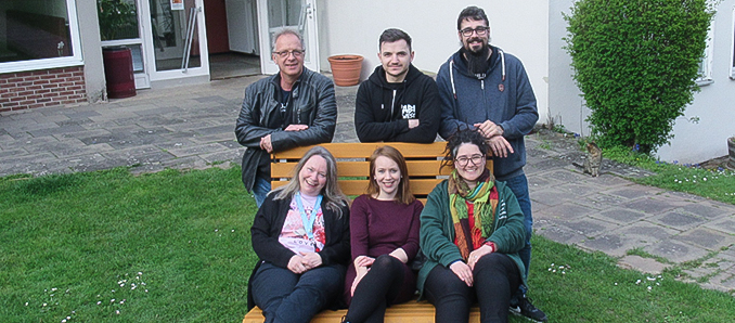 Die Arbeitsgemeinschaft „JuLeiCa im Landkreis Hersfeld-Rotenburg“ ist ein Zusammenschluss folgender Organisationen (links oben): Dirk Schulze-Hoppe (Schulsozialarbeit GSO), Ralf Stanzel (ehrenamtlicher Mitarbeiter), Richard Ewald (Evangelische Jugend des Kirchenkreises Hersfeld und Rotenburg), Christina Heimeroth (Fachstelle für Suchtprävention, Diakonisches Werk Hersfeld-Rotenburg), Marielena Herbst (Kinder- und Jugendhilfe des Landkreises Hersfeld-Rotenburg), Lucienne Apel (Jugendarbeit Aulatal-Geistal), (nicht abgebildet): Sandra Kriese (Kommunale Kinder- und Jugendarbeit Rotenburg a. d. Fulda), Manuela Kleinwächter (Stadtjugendpflege Bad Hersfeld), Alexandra Eger-Römhild (Ev. Ortsjugendpflege Kuppenrhön), Sara Schulten (Fachbereich Generation Bebra) sowie und André Güth (ehrenamtliche Mitarbeiter). Foto: Landkreis Hersfeld-Rotenburg