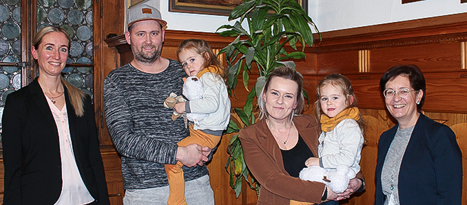 Vater Stefan mit Khalisi und Mutter Maria Mausehund mit Emilia freuen sich zusammen mit Bürgermeisterin Anke Hofmann (r.) und Projektleiterin Julia Scholz (l.) über den Preis.
