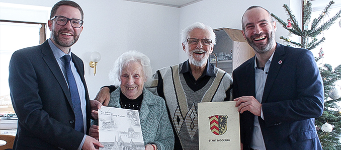 Seit 65 Jahren ein Ehepaar: Helga und Gisbert Elsässer. Landrat Thorsten Stolz (links) und Bürgermeister Andreas Bär gratulierten dem Jubelpaar, das seit August in Nidderau-Ostheim wohnt.