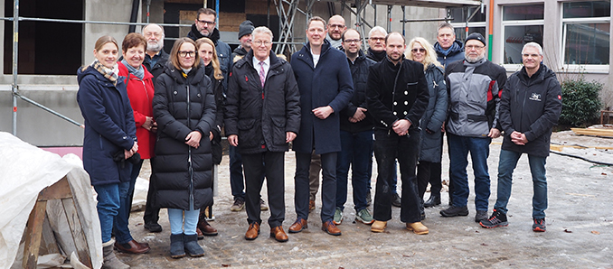 Gemeinsam mit weiteren Gästen feierten Kreisbeigeordneter Winfried Ottmann (Siebter von links) und stellvertretende Schulleiterin Stefanie Scholz (Fünfte von links) das Richtfest des Anbaus der Sterntalerschule in Büdesheim. Zu den Gästen gehörten unter anderen Vertreterinnen des Schulelternbeirates und des Kreiselternbeirats, Schönecks Bürgermeisterin Cornelia Rück (Zweite von links), Kreistagsabgeordneter Matthias Zach (Dritter von links), Landtagsabgeordneter Christoph Degen (Mitte), Architekt Werner Zymelka (Dritter von rechts), Mitarbeiter des Amtes für Schulwesen, Bau- und Liegenschaftsverwaltung und Zentrale Dienste des Main-Kinzig-Kreises sowie Zimmermann Michael Christ (Fünfter von rechts).