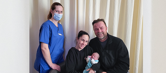 Hebamme Katja Zachow mit Stephanie, Lenny, Oliver Landgraf. Foto: HJK Fulda