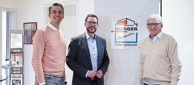Landrat Thorsten Stolz tauschte sich mit Nils Burger (links) und Claus Burger (rechts), Geschäftsführer der Burger Baudekorkation GmbH in Maintal, über wirtschaftliche Themen aus. Foto: privat