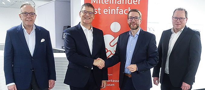 Mit der offiziellen Vertragsunterzeichnung wurden die Weichen gestellt für den Führungswechsel bei der Kreissparkasse Gelnhausen. Von links: Horst Wanik, Bernd Jacobs, Landrat Thorsten Stolz und Ole Schön.