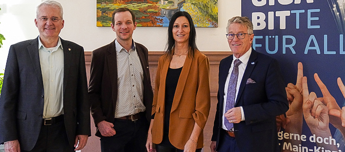 Sie freuen sich über den Glasfaser-Ausbau in Wächtersbach (von links): Bürgermeister Andreas Weiher, Verwaltungsbereichsleiter Nikolai Kailing, Breitband-Chefin Simone Roth und Aufsichtsratsvorsitzender Winfried Ottmann. Foto: Bensing & Reith