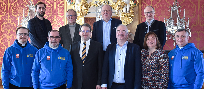 Oberbürgermeister Dr. Heiko Wingenfeld, Fuldaer Diözesan-Caritasdirektor Dr. Markus Juch und die Vertreterinnen und Vertreter der Stadtverordnetenversammlung mit der Caritas-Delegation aus Iwano-Frankiwsk. Foto: Stadt Fulda