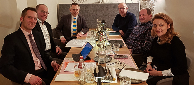 Michael Creß, Maintals ehemaliger Bürgermeister Erhard Rohrbach, CDU-Fraktionsvorsitzender Michael Pierz, Andreas Götzl, André Ritzel und Dr. Raluca Rossi während der Beratung des Haushalts der Stadt Wächtersbach. Foto: privat