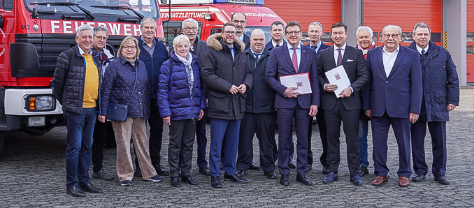 Im Hintergrund stehen die Fahrzeuge, die bald ersetzt werden, davor unter anderen Landrat Thorsten Stolz (Siebter von links), Staatssekretär Stefan Sauer (Sechster von rechts), Bürgermeister Matthias Möller (Vierter von rechts) und Landtagsabgeordneter Heinz Lotz (Zweiter von rechts). Foto: Stadt Schlüchtern