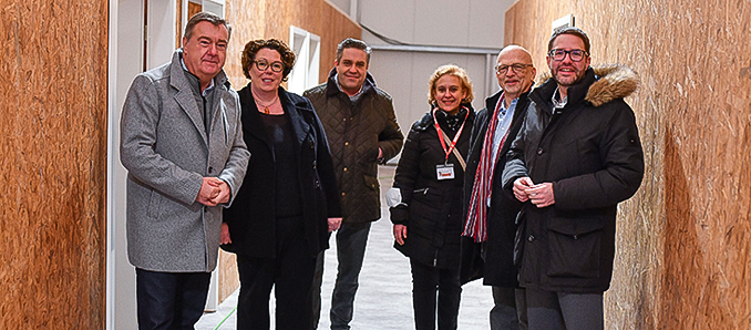 Die Arbeiten an der Notunterkunft auf dem Hanauer Underwood-Gelände kommen gut voran (von links): Oberbürgermeister Claus Kaminsky, Erste Kreisbeigeordnete Susanne Simmler, Sven Holzschuh, Alessandra Zeidler (beide Stadt Hanau), Bürgermeister Axel Weiss-Thiel und Landrat Thorsten Stolz.