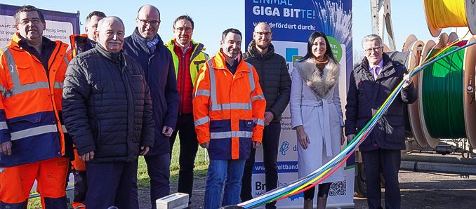 Die Backbone-Erweiterung läuft wie am Schnürchen. Darüber freuen sich die Beteiligten rund um Breitband-Geschäftsführerin Simone Roth und Aufsichtsratsvorsitzenden Winfried Ottmann (rechts). Foto: Bensing & Reith