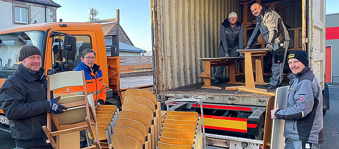 Die Bauhofmitarbeiter des Landkreises Steffen Apel (von links) und Richard Schwarz sowie Mitarbeiter der Speditions- und Möbeltransportgesellschaft Friedrich Friedrich laden gebrauchte Schultische und –stühle in einen Container, der für die Ukraine bestimmt ist. Foto: privat