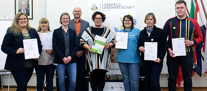 Die erste Kreisbeigeordnete Susanne Simmler (Fünfte von links), Karsten Dill (Vierter von links) und Christina Gebhardt (Dritte von links, beide vom Amt für Umwelt, Naturschutz und ländlicher Raum) mit den Teilnehmenden der Fortbildung (von links): Monika Jockel, Kerstin Heckert, Insa Spors, Ilse Bader und Alexander Bader. Krankheitsbedingt konnten nicht alle ihre Zertifizierung vor Ort entgegen nehmen.