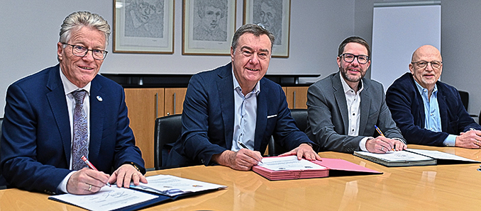 Der Schuldezernent des Main-Kinzig-Kreises, Winfried Ottmann, Oberbürgermeister Claus Kaminsky, Landrat Thorsten Stolz sowie der Schuldezernent Hanaus, Axel Weiss-Thiel, haben die Verlängerung der Schulkooperation noch einmal bekräftigt (von links).