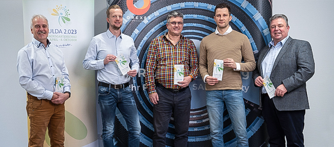 Fuldaer SAP-Spezialisten sind neue Partner der Landesgartenschau Fulda 2.023 Zur Vertragsunterzeichnung kamen die Geschäftsführer der LGS Marcus Schlag (links) und Ulrich Schmitt (rechts) mit der Geschäftsführung von OREXES (Mitte, von links) Florian Heil, Marcus Schellenberger und Johannes Kraus am Firmenstandort im Müns-terfeld zusammen. Foto: OREXES