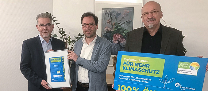 Gemeinsame Freude bei der Übergabe der Ökostrom-Urkunde: (v. li.) Martin Heun (Sprecher der Geschäftsführung der RhönEnergie Fulda), Fliedens Bürgermeister Christian Henkel und Christoph Hau (Regionalmanager der RhönEnergie Fulda).  Foto: RE-Fulda