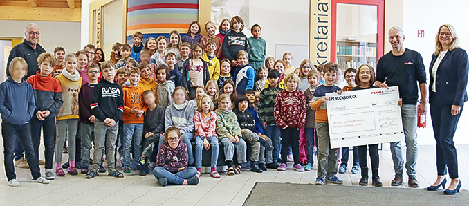 Zur Spendenübergabe von FEGA & Schmitt Elektrogroßhandel an die Antonius von Padua Schule kam die ganze Schulgemeinschaft zusammen. Foto: Steffen Wassmann