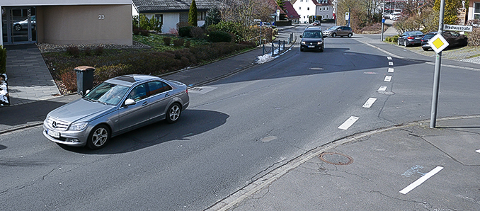 Die Kreuzung Bergstraße/Brauhausstraße in Petersberg wird ab dem 27. März für etwa sechs Wochen voll gesperrt. Foto: Sebastian Kircher