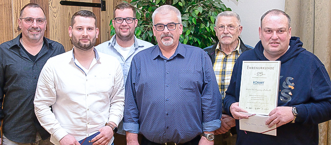 Sie sind dem Unternehmen insgesamt seit 135 Jahren treu (von links): Uwe Knöll, Benjamin Knöll, Nico Böhm, Stefan Limpert, Manfred Klein und Wolfgang Anhuth. Foto: Eckart Hydraulik