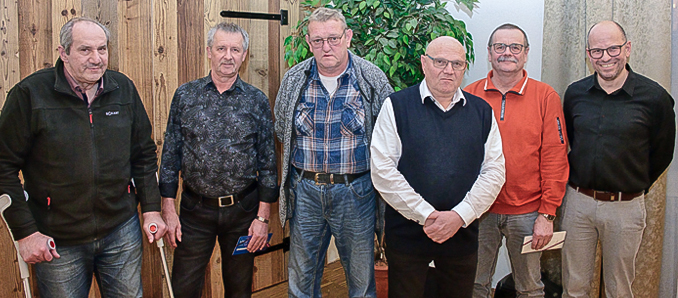 Die drei Geschäftsführer Werner Eckart (links), Rudi Eckart (Dritter von rechts) und Markus Eckart (rechts) haben (von links) Bernhard Rüffer, Thorsten Larbig und Josef Müller in den Ruhestand verabschiedet. Foto: Eckart Hydraulik