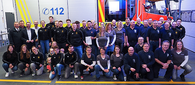 Landrat Thorsten Stolz (Dritter von links hintere Reihe), Nidderaus Bürgermeister Andreas Bär (Vierter von links, hintere Reihe),  Kreisbrandinspektor Markus Busanni (links, hintere Reihe) und Frank Merz (Zweiter von links, hintere Reihe), Fachbereichsleiter Wettbewerbe und Sport des Hessischen Feuerwehrverbands, feierten gemeinsam mit den Feuerwehrteams des Main-Kinzig-Kreises, die an den Deutschen Feuerwehr- Meisterschaften und den Wettbewerben des Weltfeuerwehrverbandes teilgenommen hatten.