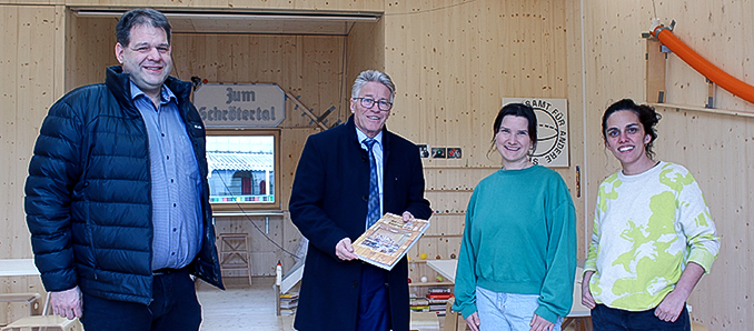 Begegnungen im Fliegenden Künstlerzimmer an der Stadtschule in Schlüchtern (von links): Schulleiter Andreas Leibold, Kreisbeigeordneter Winfried Ottmann und die beiden Künstlerinnen Lena Skrabs und Paloma Sanchez-Palencia. Foto: privat