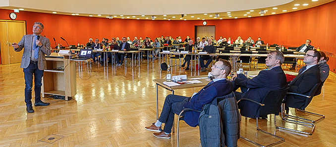 Aufmerksam verfolgte das Fachpublikum den Vortrag von Dr. Wolfgang Lenz, Leiter des Amtes für Gesundheit und Gefahrenabwehr des Main-Kinzig-Kreises und Ehren-ÄLRD-Hessen, „Quo Vadis, Rettungsdienst?“