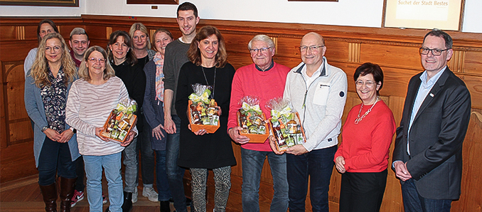 Im Mittelpunkt mit den Präsentkörben: Gabriele Boswell (4.v.l.), Beate Lyding, Herbert Pflanz und Detlef von Bremen, zusammen mit Bürgermeisterin Anke Hofmann (2.v.r.) im Kreise von Freunden und Kollegen.