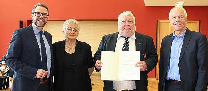 Ehre, wem Ehre gebührt: Landrat Thorsten Stolz (links) und Bürgermeister Albert Ungermann (rechts) gratulieren Hans-Jürgen Wolfenstädter sowie dessen Gattin Uta für das jahrzehntelange Engagement in und für Linsengericht und weit darüber hinaus.