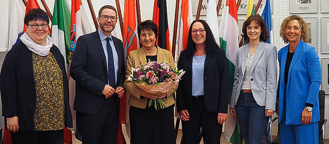 Landrat Thorsten Stolz verabschiedete gemeinsam mit Ulrike Schmid vom Amt für Frauenfragen und Chancengleichheit (links), Petra Schütze (Dritte von rechts), stellvertretende Leiterin des Amtes für Personal, Planung und Organisation, Lea-Riana Runkel für den Personalrat (Zweite von rechts) sowie Iris Hurrlein vom Amt für soziale Förderung und Teilhabe (rechts) die langjährige Mitarbeiterin Sabine Farr (Dritte von links) in den Ruhestand.