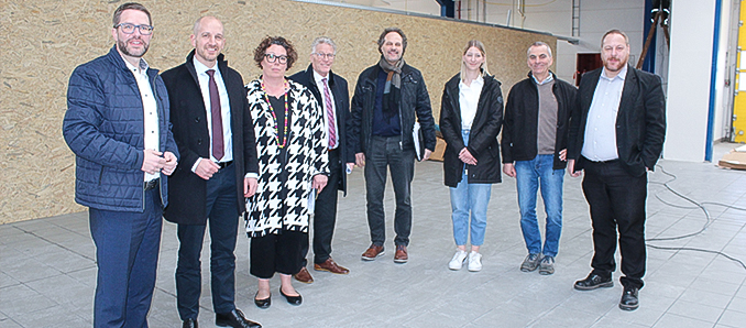 Die letzten Arbeiten in der Notunterkunft in Bad Soden-Salmünster werden in den Tagen nach Ostern beendet. Dann kann die Einrichtung in Betrieb gehen. Von links: Landrat Thorsten Stolz, Bürgermeister Dominik Brasch, Erste Kreisbeigeordnete Susanne Simmler, Kreisbeigeordneter Winfried Ottmann, Rainer Fillsack, Maja Solero, Rolf Metzler (jeweils Verwaltung Main-Kinzig-Kreis) und Silvio Franke-Kißner, Leiter des Amts für Sicherheit, Ordnung, Migration und Integration.