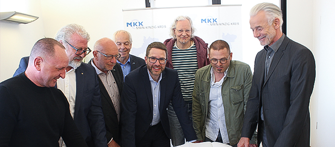 Unser Bild zeigt bei der Begutachtung der Projektpläne (von links): Investor Wilhelm Kaiser von Kaiser Immobilien in Gründau, Architekt Thomas Henze, Michael Bollmann (Vorsitzender der Gemeindevertretung), Bürgermeister Albert Ungermann, Landrat Thorsten Stolz, Dr. Thorsten von Gazali, Dr. Michael Adam und Bauamtsleiter Steffen Schomburg.