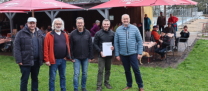 Bescheidübergabe beim Suppenfest (von links): Dalherdas Ortsvorsteher Ralf Zinn, Vereinsvorsitzender Ingo Sommers, Kreistagsabgeordneter Rolf Banik, Bürgermeister Dr. Steffen Korell und Landrat Bernd Woide. Foto: Leoni Rehnert