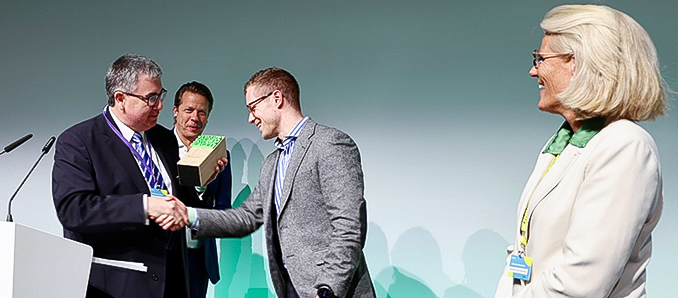 Bei der Preisverleihung in Berlin:  Karl Heinrich de Roi (Geschäftsbereichsleiter Infrastruktur), Robert Möller (CEO Helios Kliniken GmbH), Sebastian Mock (Klinikgeschäftsführer Helios Klinik Hünfeld), Constanze von der Schulenburg (Leitung Helios Stabsstelle Nachhaltigkeit)