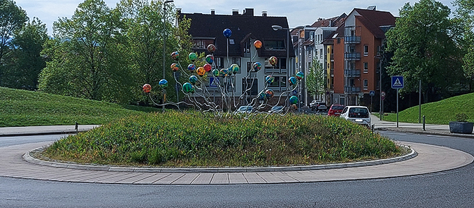 Die Lichtskulptur “Europablume“ im Innenbereich des Kreisels bleibt natürlich erhalten; die Bepflanzung wird durch die städtische Gartenkollonne erneuert.