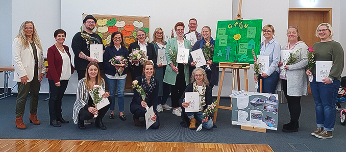 Jutta Hendler/Fachbereichsleitung, Bürgermeisterin Anke Hofmann, Frank Hirschhäuser/Kita Sternschnuppe, Frau Henrich/Fortbildnerin, Frau Dr. Schwegler/Fortbildnerin, Kathy Kraus/Kita Klimperklein, Uta Eckardt/Kita Abenteuerland, Michael Przewdzink/Kita Weltentecker, Susanne Quanz/Kita Anne-Frank, Manuela Spittel/Kita Dippelmühle, Michaela Gerlach/Kita Kleine Strolche, Nicole Güldner-Hellwig/Kita Abenteuerland, sitzend – Valentina Wagner/Kita Rappelkiste, Silvia Schmidt/Kita Amazonia und Elke Arnold/Kita Rasselbande. (v.l.)