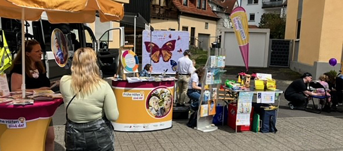 Der Frühe-Hilfen-Bus mit den Partnerinnen und Partner des Netzwerks Frühe Hilfen hat in Birstein und Schlüchtern Station gemacht.