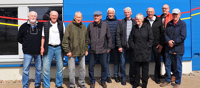 Weltmeisterlicher Besuch auf Point Alpha (von links): der Organisator aus Fulda Uwe-Bernd Herchen, Werner Knecht, Hermann Gras, Erwin Porzner, Diethard Finkelmann, Herbert Lübking, Ingried Lange, Klaus Lange, Point-Alpha-Zeitzeuge Berthold Dücker und Fritz Spannuth.