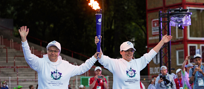 Das Archivbild zeigt zwei Frauen, die gemeinsam am Fackellauf der Nationalen Spielen der Special Olympics im vergangenen Jahr in Berlin teilgenommen haben. Foto: Special Olympics World Games 2023/ Anna Spindelndreier