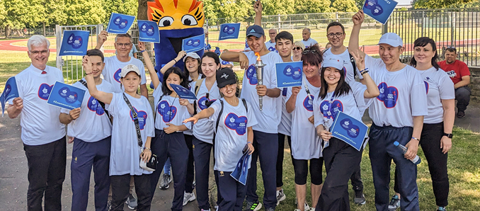 Die kirgisische Delegation der Special Olympics World Games 2023 mit Lansrat Torsten Warnecke, Erstem Kreisbeigeordneten Dirk Noll, Sportkreisvorsitzendem Christian Grunwald und Marina Mohr und Dagmar Conrad von der Sport- und Vereinsförderung der Kreisverwaltung.