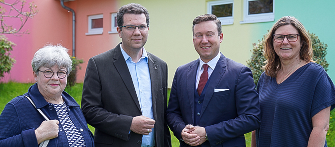 Haben kurzfristige Lösungen und langfristige Pläne für die Kita in Wallroth parat (von links): Marlies Wunderlich aus dem Kita-Ausschuss, Pfarrer Stefan Eisenbach von der Kirchengemeinde am Landrücken Kinzigtal, Bürgermeister Matthias Möller und Kerstin Baier-Hildebrand (Abteilung Familien, Sport, Kultur, Tourismus). Nicht auf dem Bild ist Wallroths Ortsvorsteher Maik Basermann. Foto: Stadt Schlüchtern