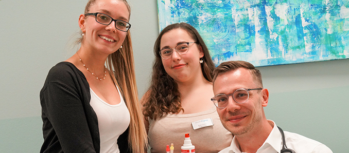 Lisa Kreß (links) und Betül Özkan sind froh, in einem dynamischen Hausärzte-MKK-Team unter der Leitung von Ingo Roth (rechts) zu arbeiten. Foton: Bensing & Reith